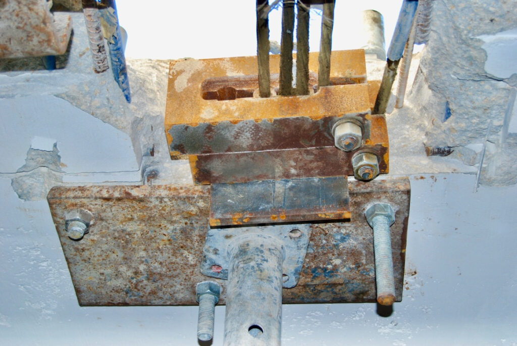 Field use of photo of the Patented Multi-Cable Lock-Off anchor used to secure bundled cables